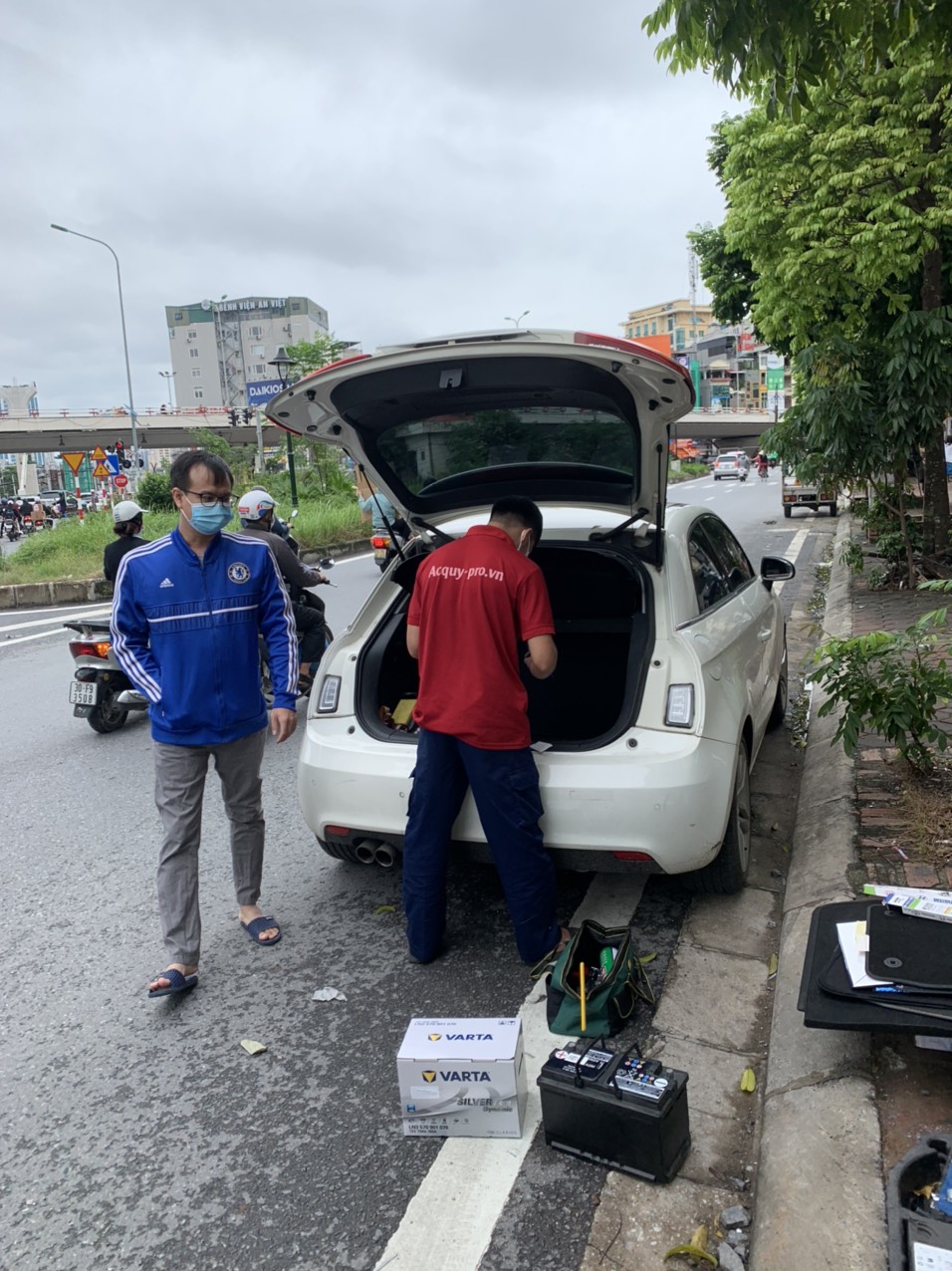 cứu hộ ắc quy ô tô, câu bình ắc quy, kích bình ắc quy, thay bình ắc quy ô tô tận nhà tại quận 1, hồ chí minh