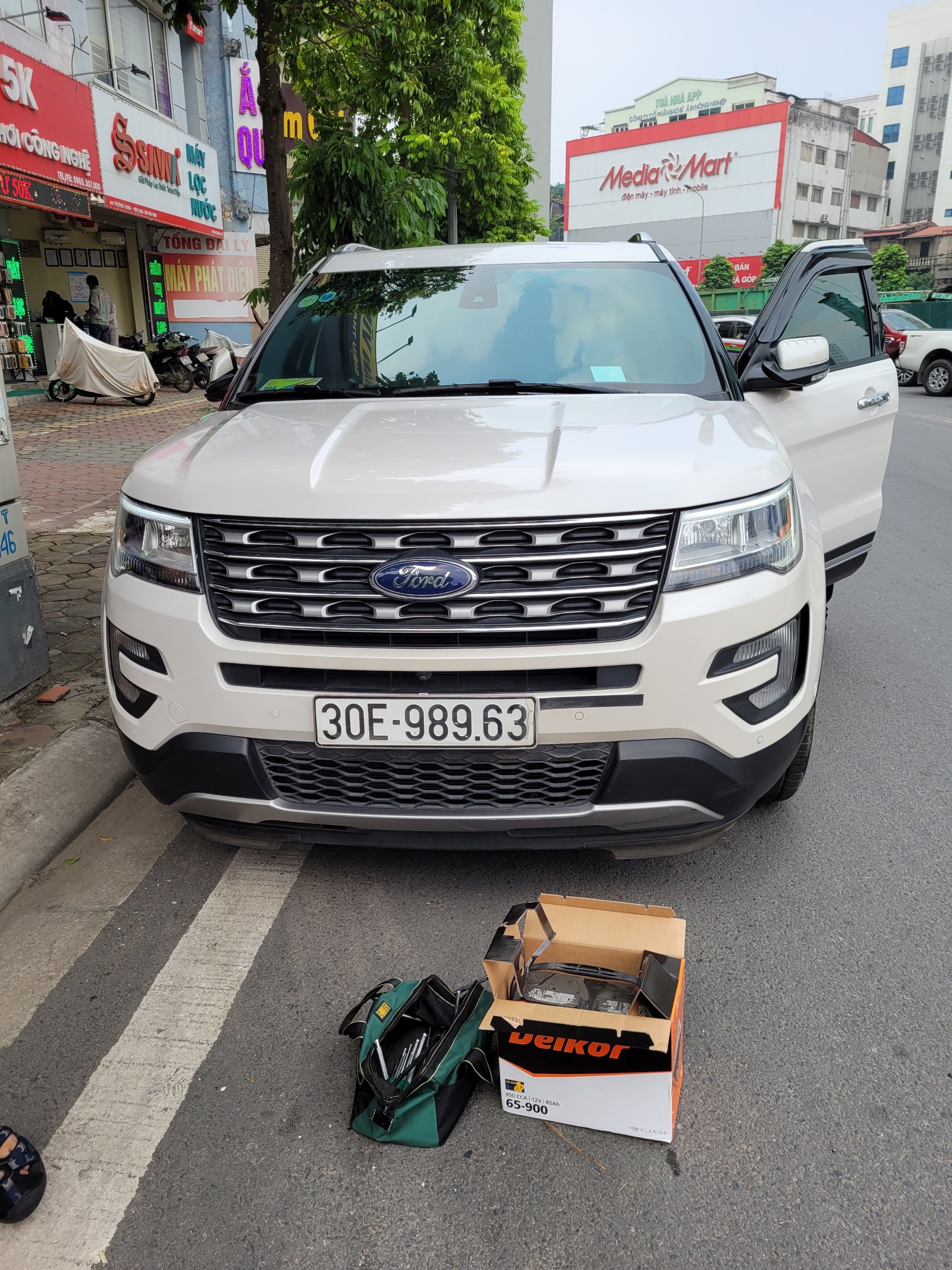 Thay thế ắc quy Delkor 65-900 cho Ford Explorer